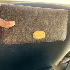 Michael KORS wallet gentle used in great condition.